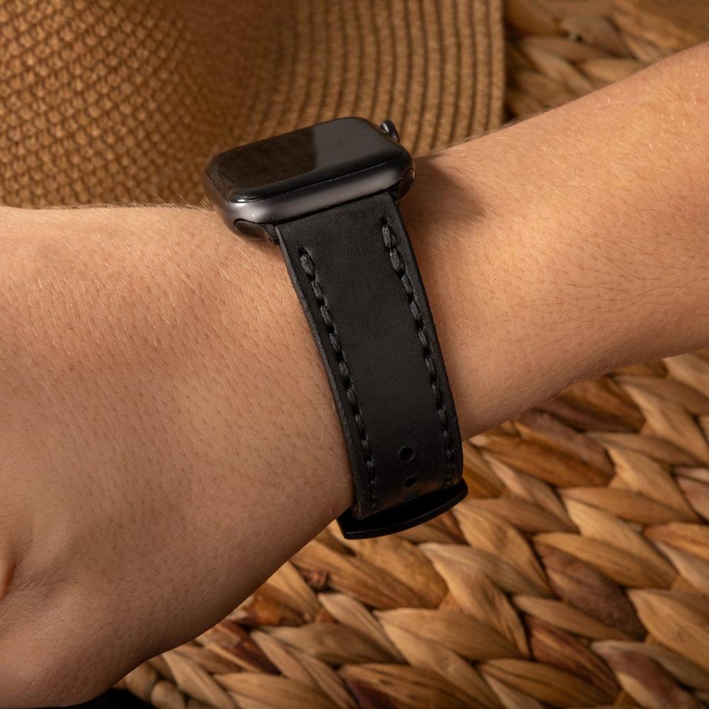 Çift Kat Deri Apple Watch Kayışı – Siyah — bilekte