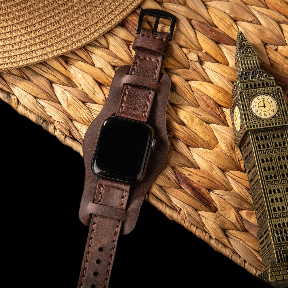 Acı Kahve Bund Çift Katlı Deri Apple Watch Kayışı — Bund parçasındaki sensör yuvası kesimi