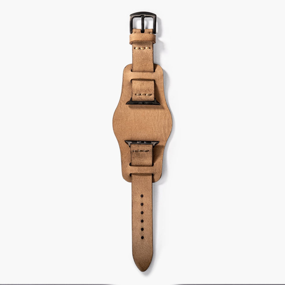 Bej Bund Tek Katlı Deri Apple Watch Kayışı — Bund deri Apple Watch kordonunun bileğe duruşu