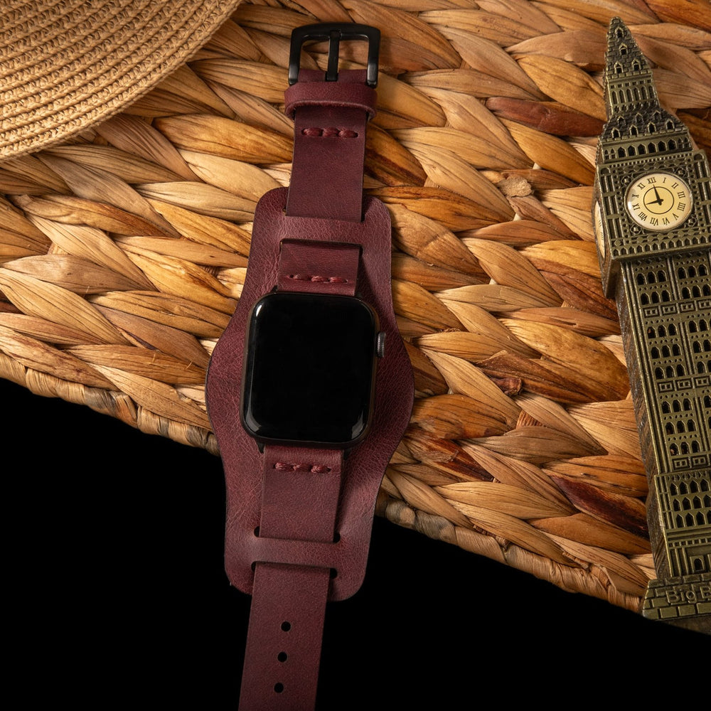 Mürdüm Bund Tek Katlı Deri Apple Watch Kayışı — Bund parçasındaki sensör yuvası kesimi