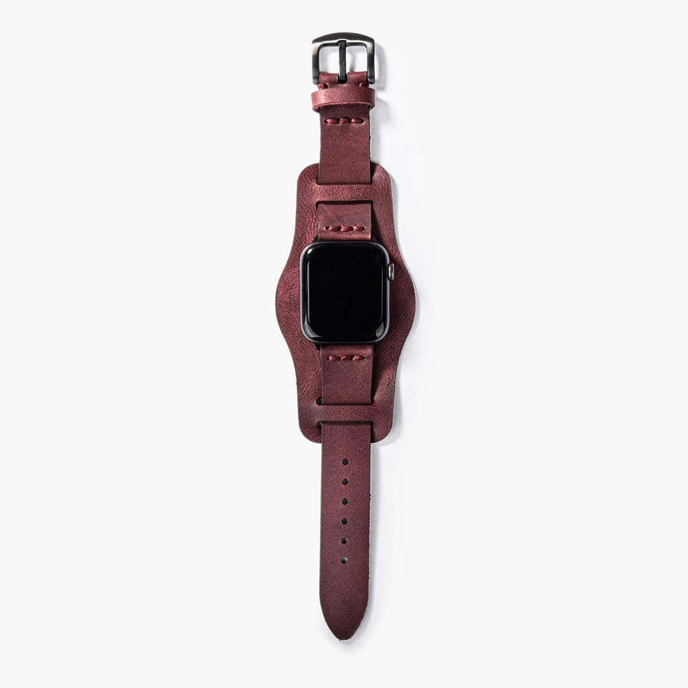 Mürdüm Bund Tek Katlı Deri Apple Watch Kayışı — Bund deri Apple Watch kordonunun bileğe duruşu