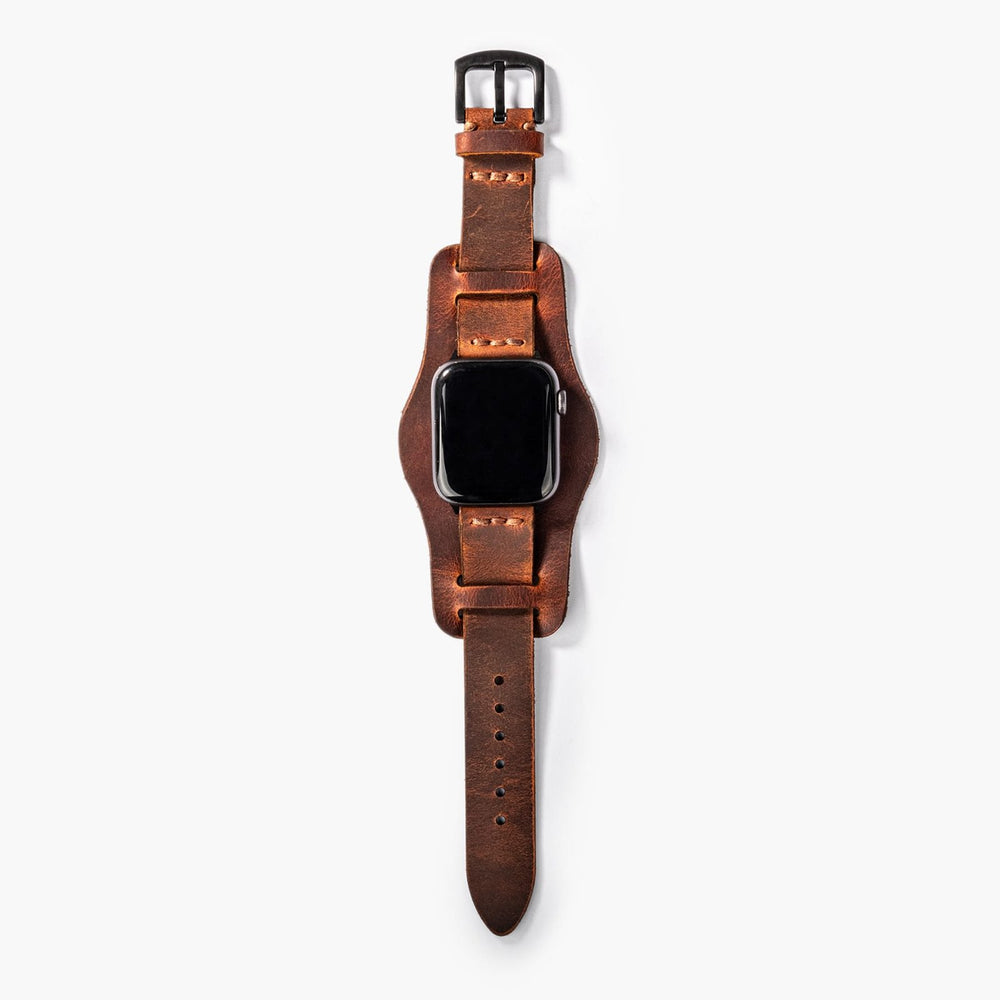 Oranj Bund Tek Katlı Deri Apple Watch Kayışı — Bund deri Apple Watch kordonunun bileğe duruşu