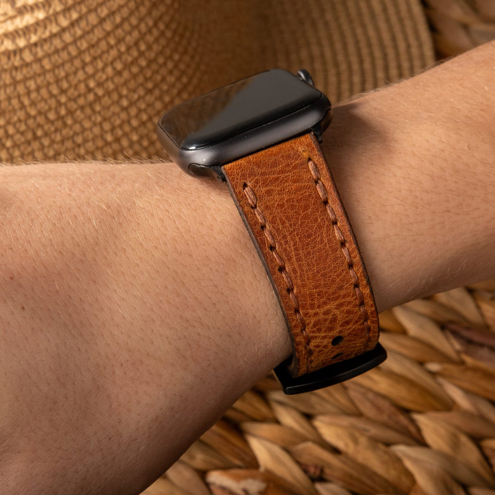 Camel Çift Kat Deri Apple Watch Kayışı — Apple Watch'a takılı çift kat deri kordon