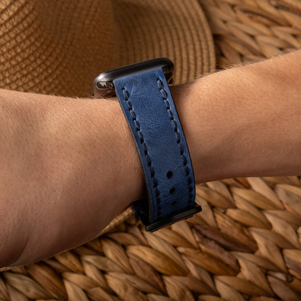 Mavi Çift Kat Deri Apple Watch Kayışı — Apple Watch'a takılı çift kat deri kordon