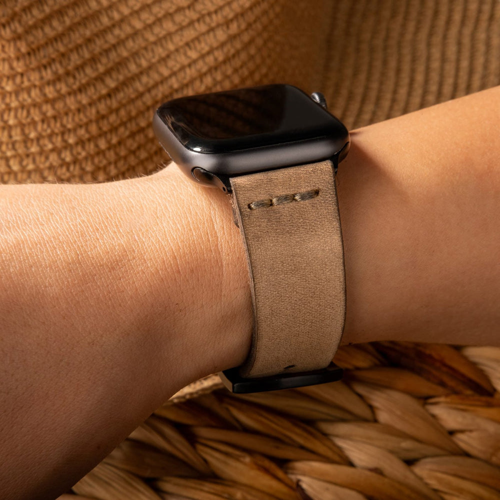 Bej Tek Kat Deri Apple Watch Kayışı — Apple Watch'a takılı deri kordon