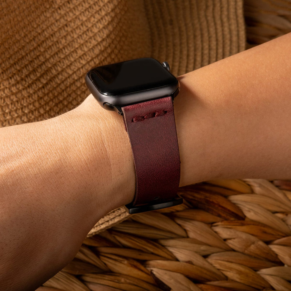 Mürdüm Tek Kat Deri Apple Watch Kayışı — Apple Watch'a takılı deri kordon